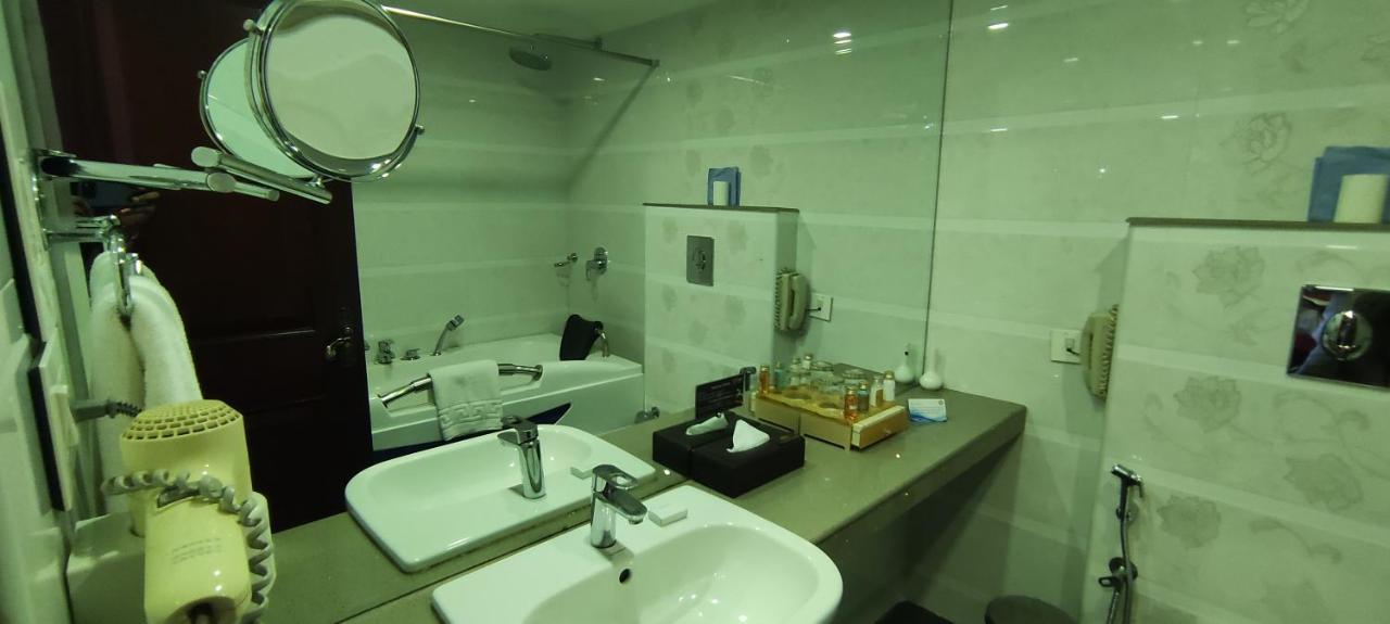 Lake Palace Trivandrum Vettutura Екстериор снимка