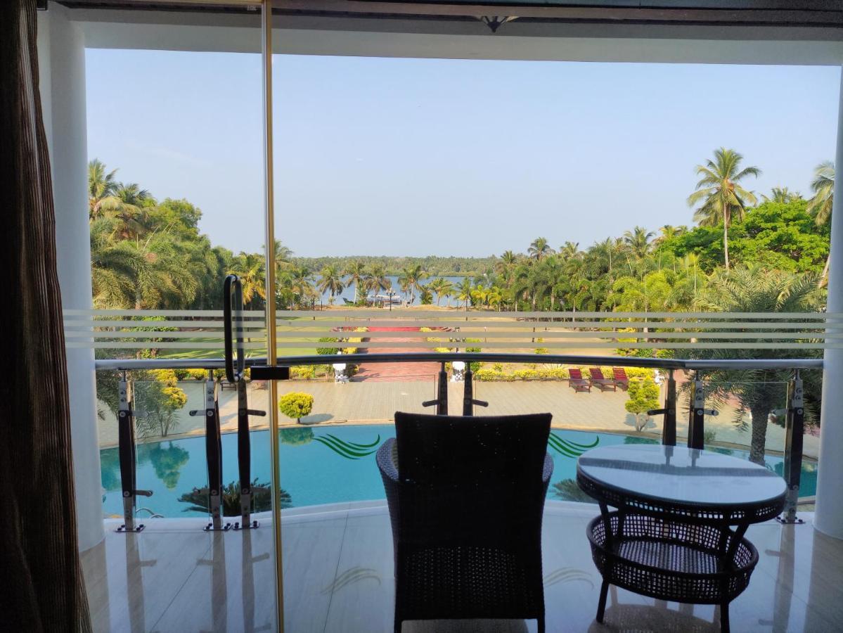 Lake Palace Trivandrum Vettutura Екстериор снимка