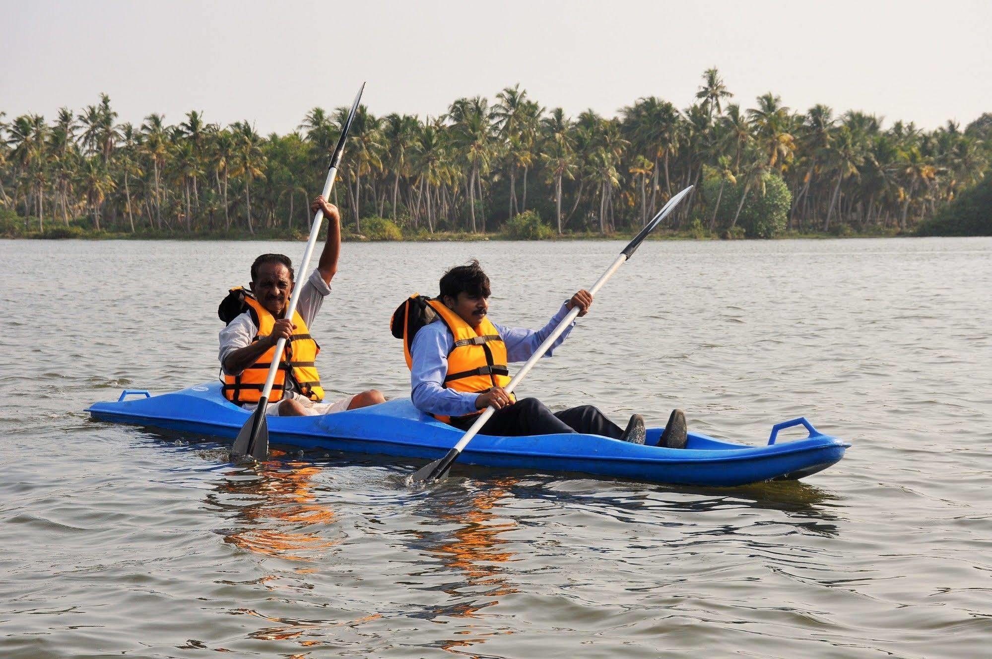 Lake Palace Trivandrum Vettutura Екстериор снимка