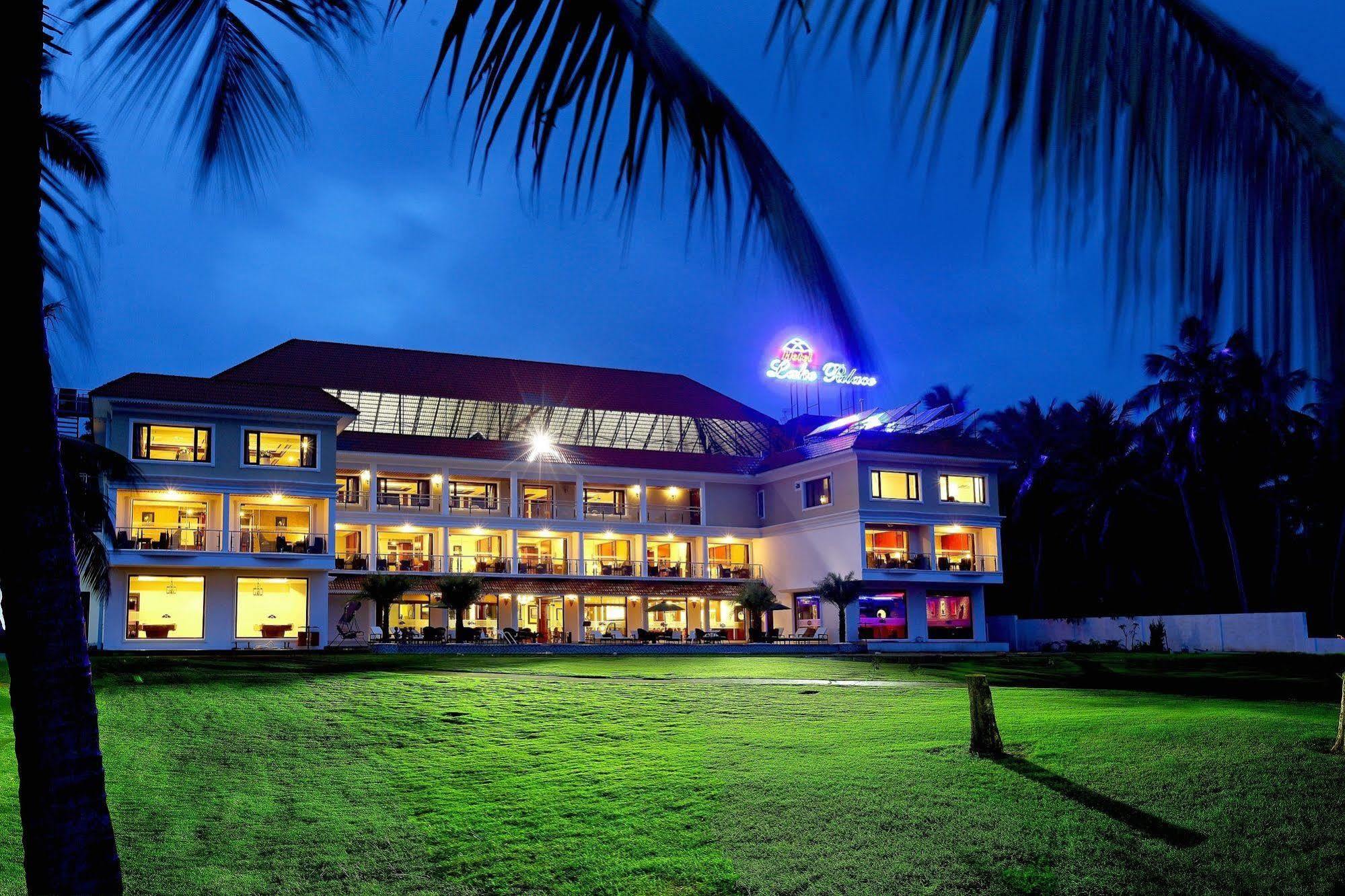 Lake Palace Trivandrum Vettutura Екстериор снимка